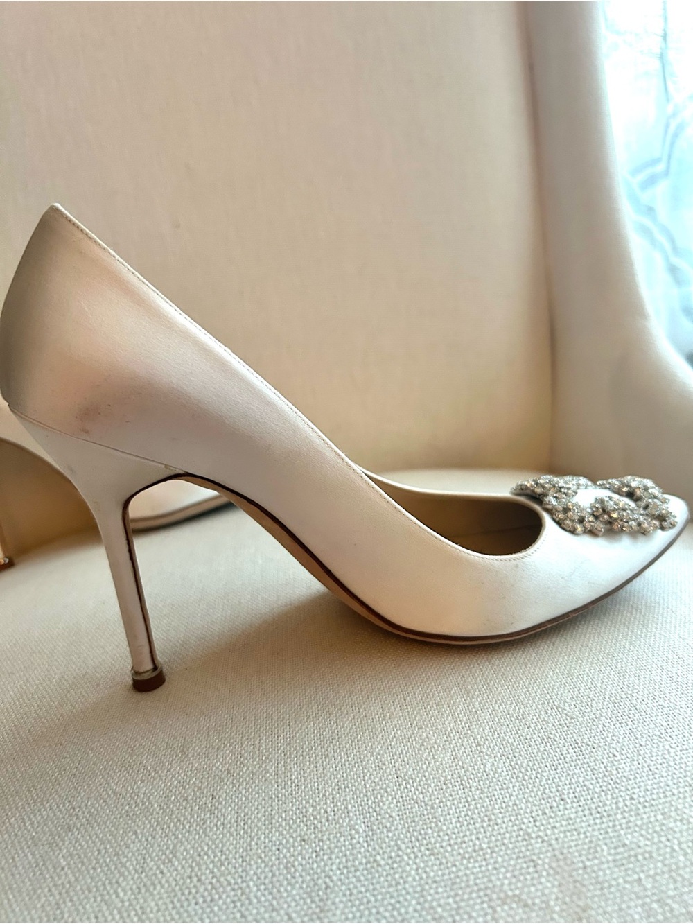 Manolo Blahnik Ivory Satin Pointed Toe Pumps with Crystal Buckle Accent 39.5 - Picture 7 of 11